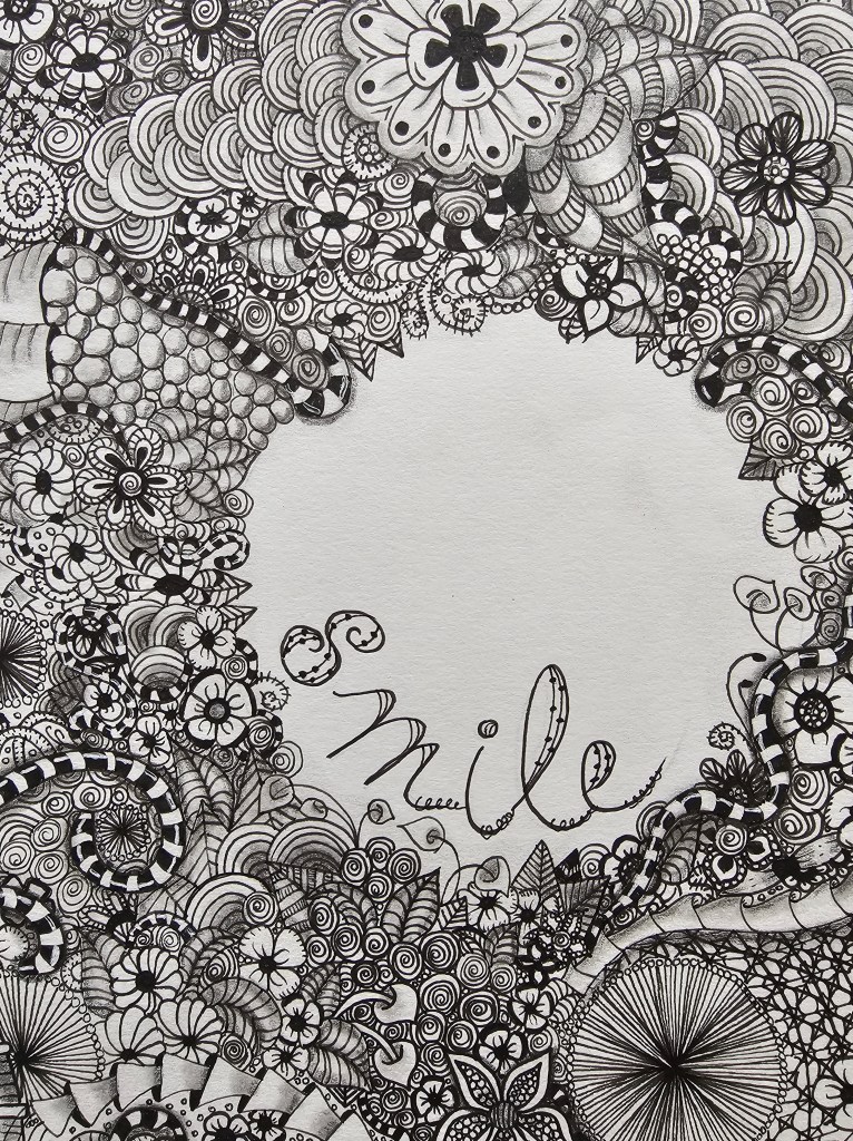 Dessin zentangle en noir et blanc avec des motifs floraux, spirales et formes abstraites, contenant le mot 'smile' au centre. Doodling art