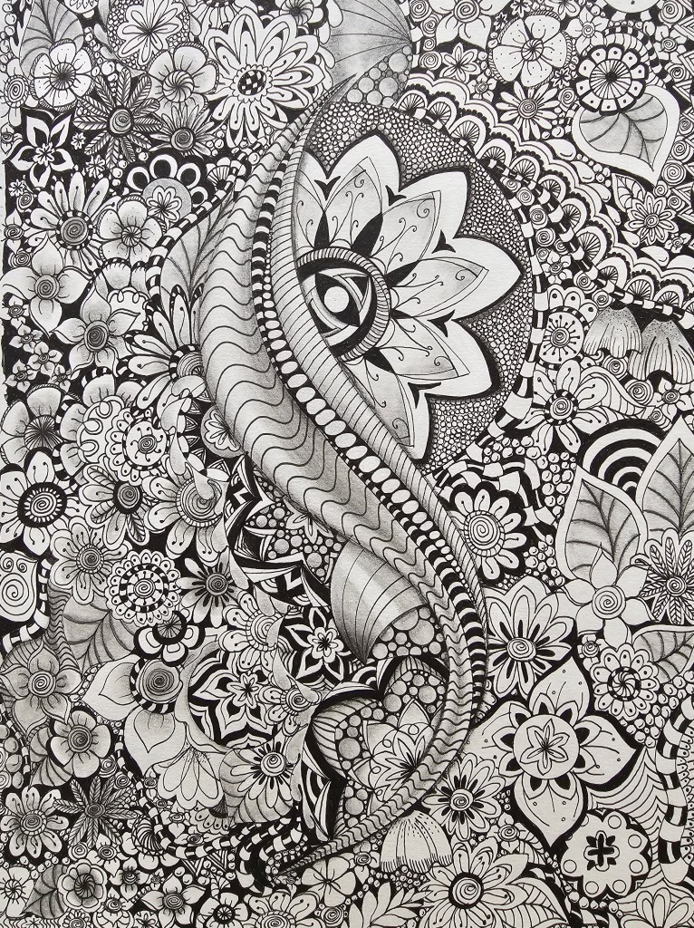 Dessins zentangle monochromes avec des motifs de fleurs et des éléments abstraits, créant une composition artistique complexe.