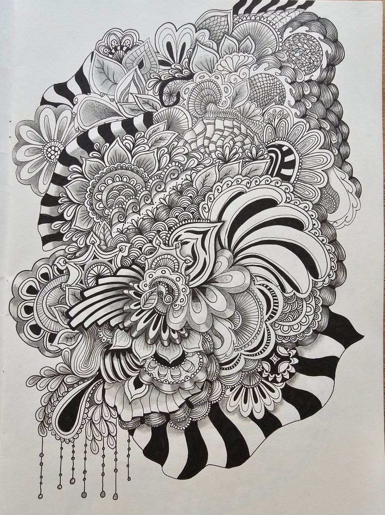 Dessin zentangle en noir et blanc représentant des motifs floraux et abstraits avec des détails complexes.