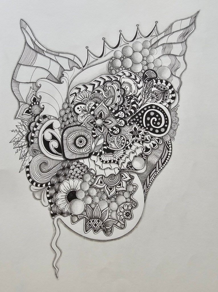 Dessin zentangle aux motifs complexes, intégrant des fleurs, des spirales et des formes géométriques, réalisés principalement en noir et blanc.