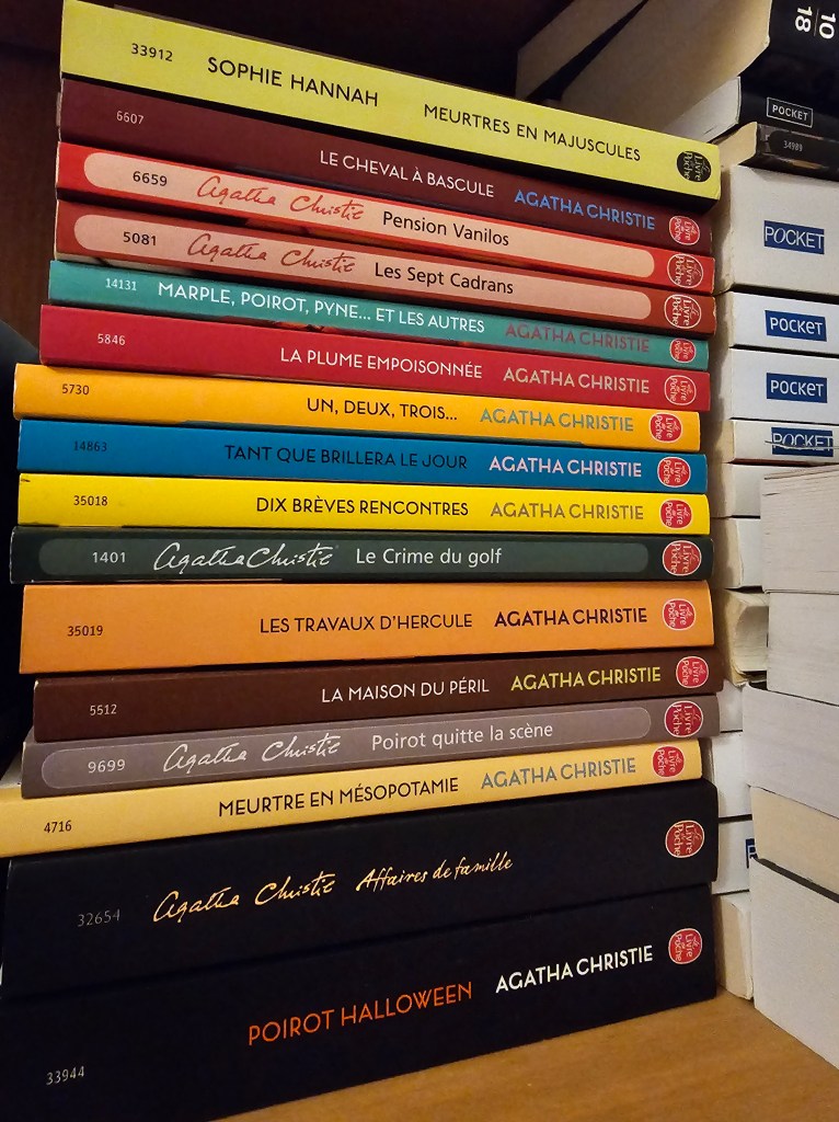 Pile de romans en livres de poche Agatha Christie Hercule Poirot