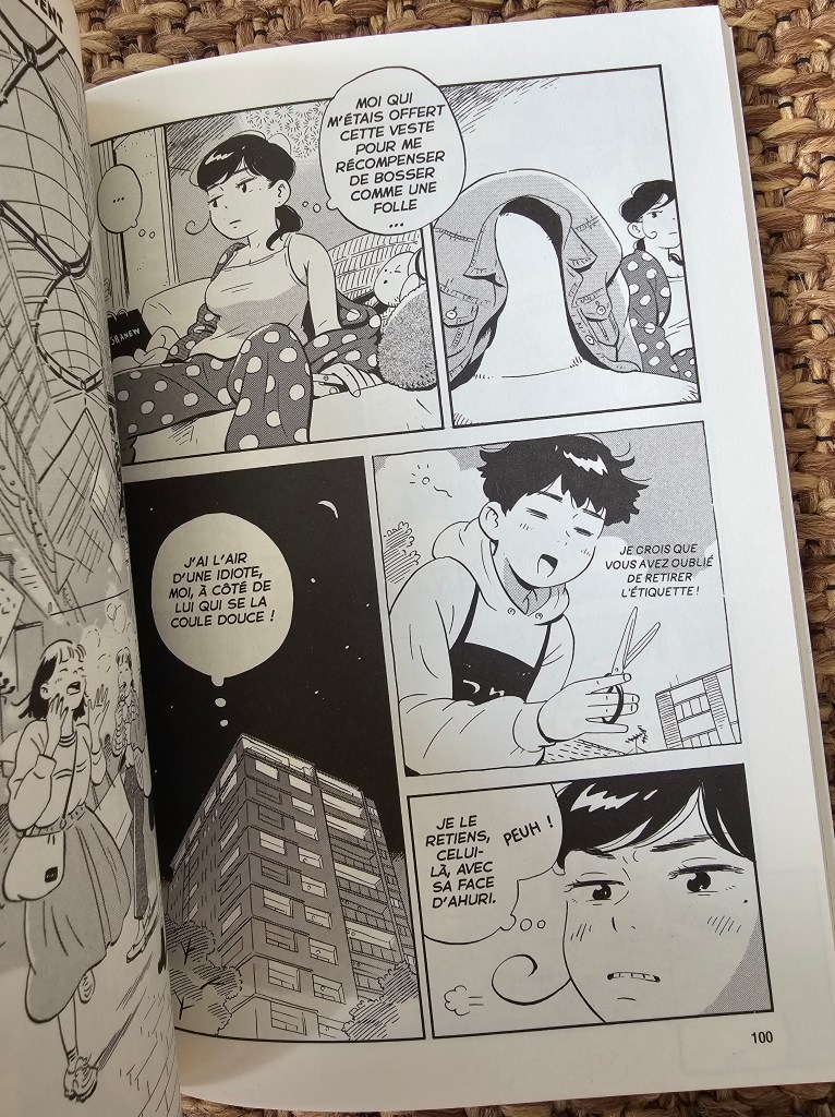 Une page du manga Hirayasumi où une jeune femme s'assoit sur un lit, discutant avec un jeune homme, avec un immeuble visible par la fenêtre. Les illustrations en noir et blanc montrent des expressions de frustration et de questionnement.