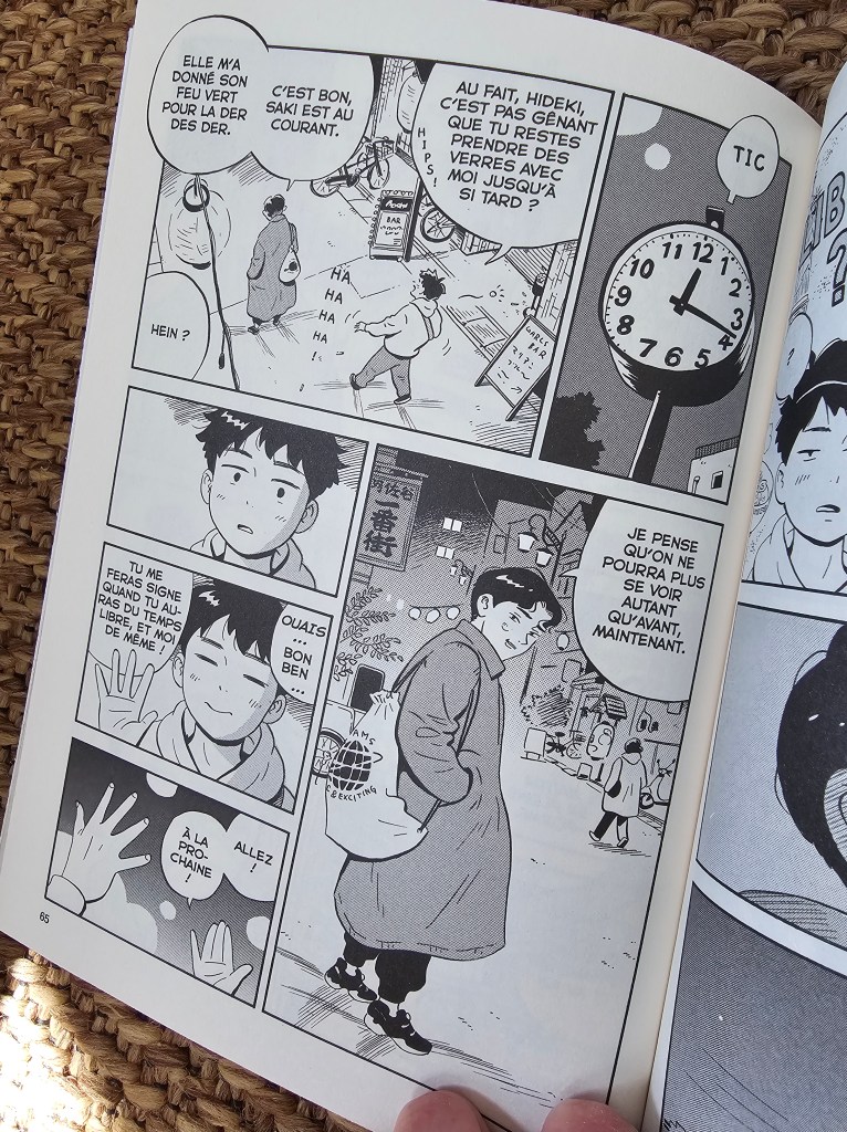 Une page du manga Hirayasumi montrant deux personnages dans une conversation. L'un est en train de sourire tandis que l'autre semble pensif, avec un fond d'illustrations urbaines japonaises et une horloge indiquant l'heure.