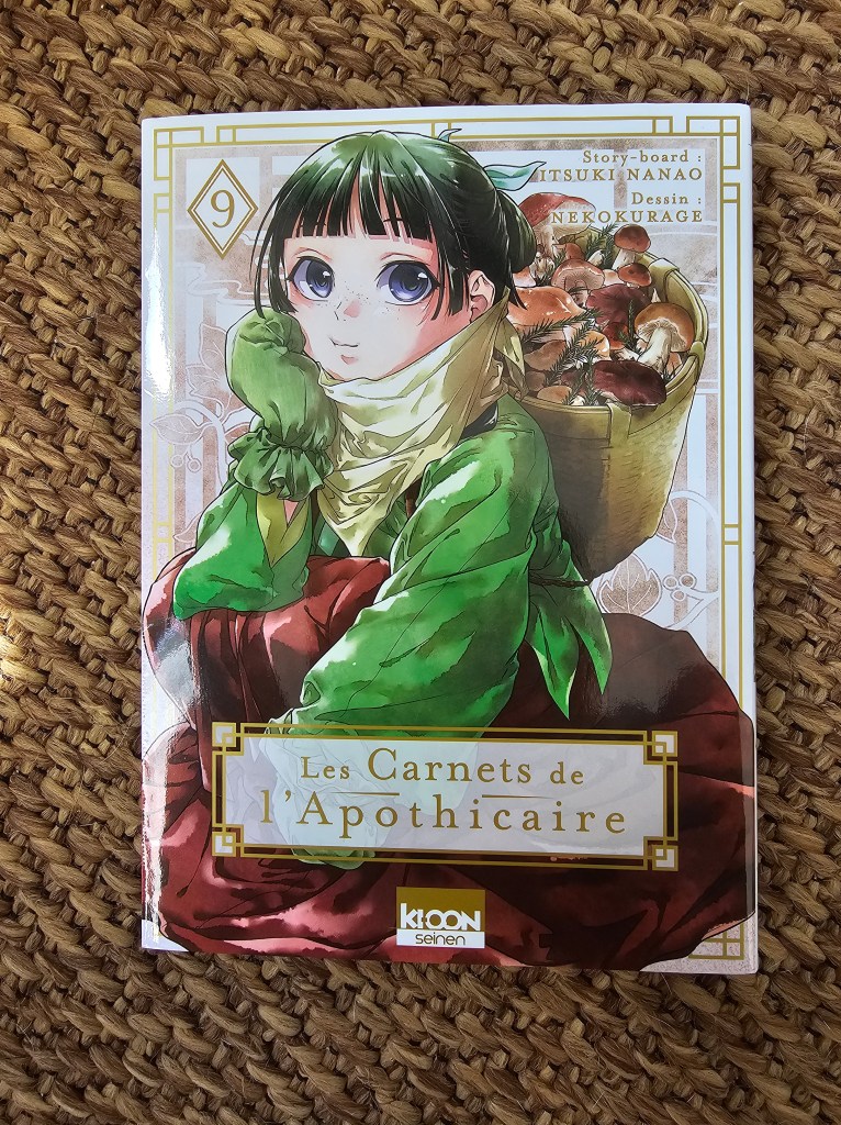Couverture du manga "Les Carnets de l'Apothicaire" montrant une héroïne avec un foulard vert et des yeux bleus, entourée de nourriture et d'objets liés à la médecine.