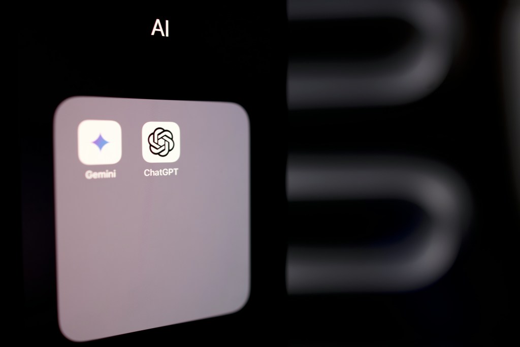 Icône d'application représentant Gemini et ChatGPT sur un écran de smartphone, avec le mot 'AI' en haut.